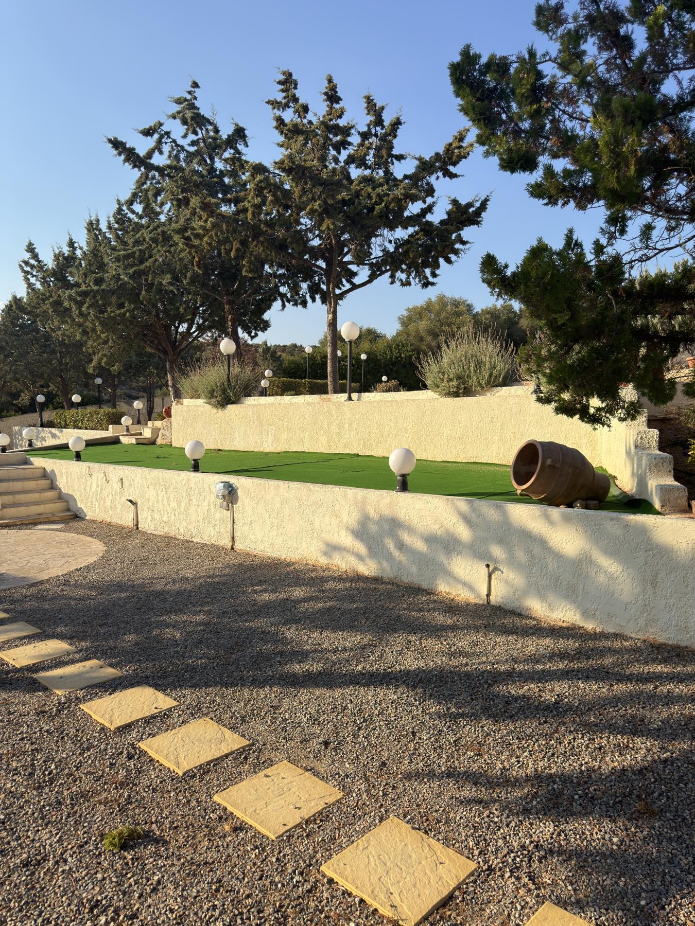 Πίστα πάνω στο γκαζόν του Villa Domenica, φωτισμένη τις βραδινές ώρες