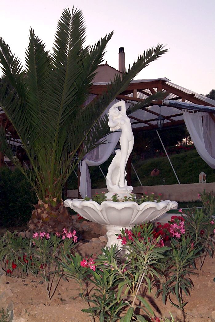Το φωτιζόμενο συντριβάνι του Villa Domenica το σούρουπο