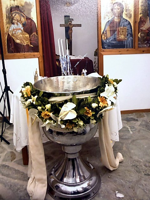 Η στολισμένη κολυμπήθρα βάπτισης στο εκκλησάκι του Villa Domenica