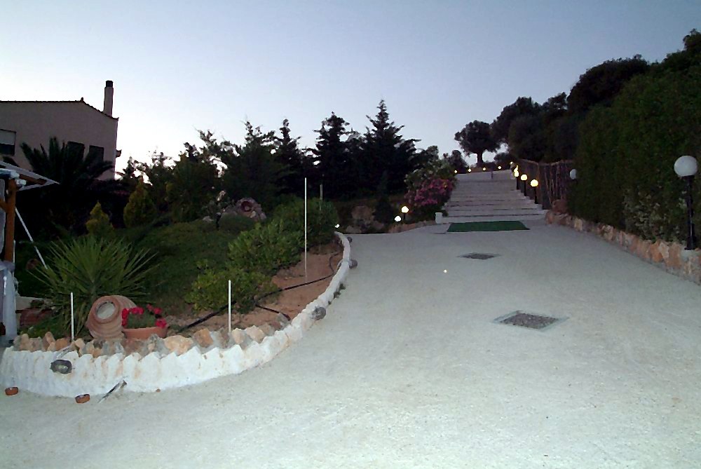 Η είσοδος της Villa Domenica φωτισμένη το βράδυ