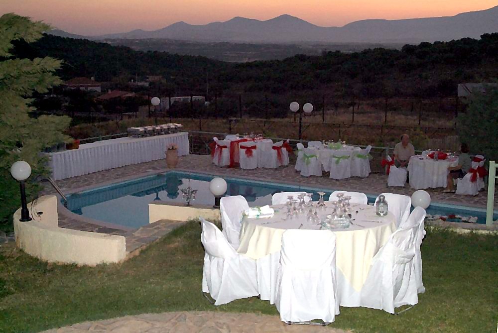 Δεξίωση δίπλα στην πισίνα του Villa Domenica το βράδυ