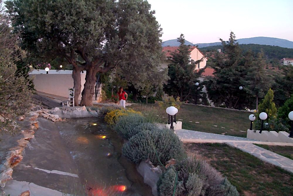 Ο κήπος του Villa Domenica έτοιμος για βραδινή γιορτή