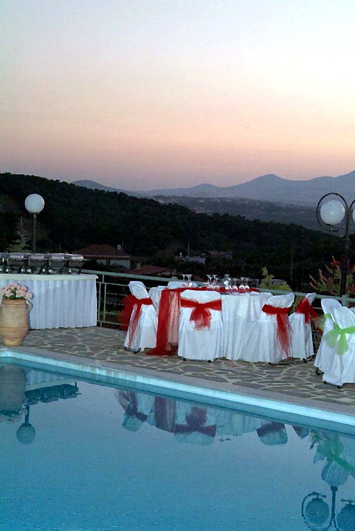 Δεξίωση γάμου δίπλα στην πισίνα του Villa Domenica στο σούρουπο